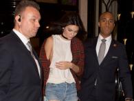 Kendal Jenner w zwiewnej bluzce w Paryżu